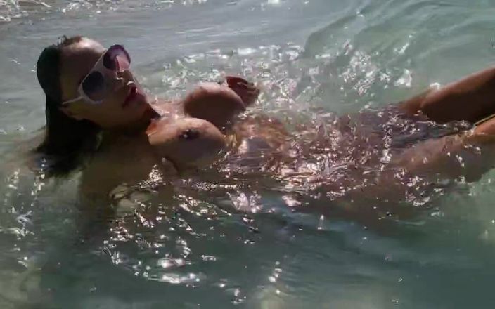 Monika Fox: Sexy Monika Fox schwimmt, masturbiert und squirtet im Meer und...