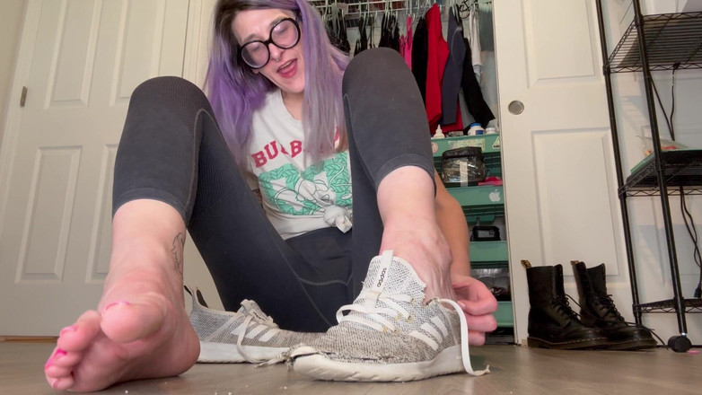 Peppermint Giantess: Destruyendo zapatos de talla 9-10 para adaptarse a la talla 16 pies