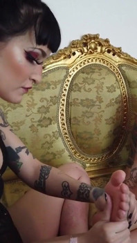 Massaggio ai piedi per donne tatuate 1