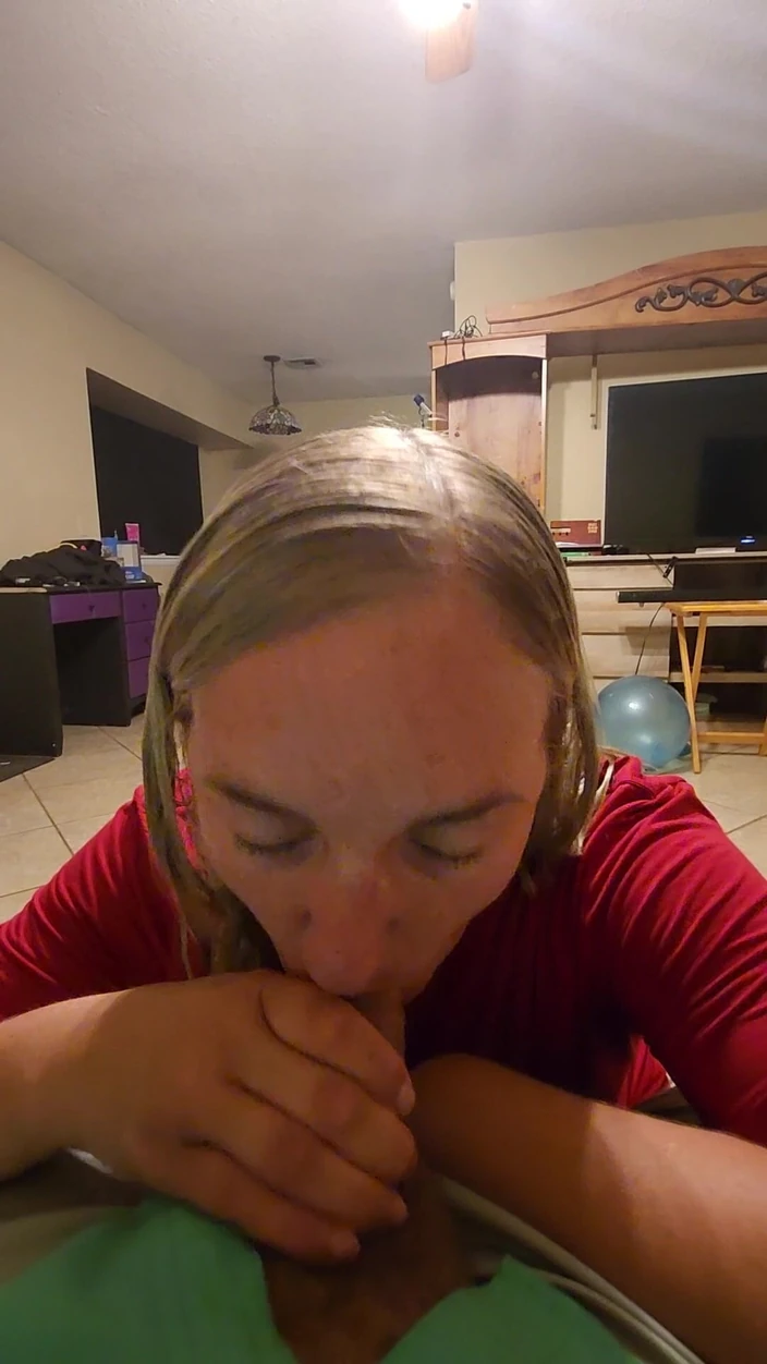 Mama_Foxx94: リビングルームフェラチオ