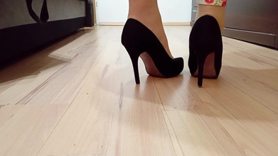 High Heels Kingdom: क्रॉसड्रेसर सेक्सी काले साबर में चलता है, ऊँची एड़ी के जूते वाले मंच की ओर इशारा करता है