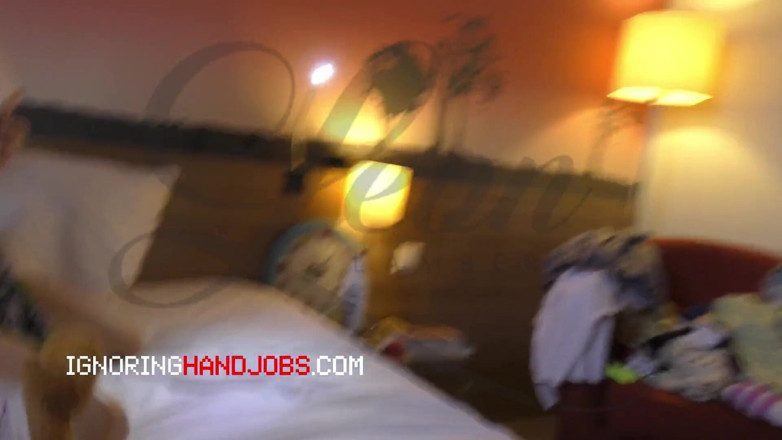Ignoring Handjobs: Si rambut coklat panas mengusik zakar
