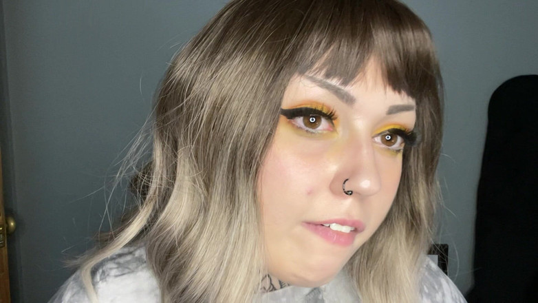 Miss Valentina: Masturbare în pat lângă soție