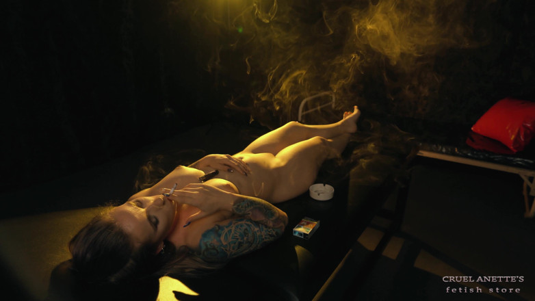 Cruel Anettes fetish world: Yanan sigara