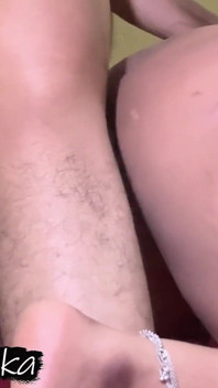 Když se dva milenci poprvé setkají a jejich těla jsou pokryta sexem.