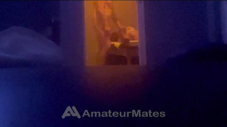AmateurMates: Twink se probudil svým nevlastním otcem na rychlou, ale sexy...