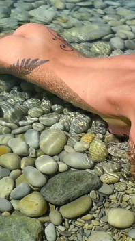 Seksi güzelim çıplaklar plajında güneşleniyor