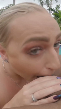 Prsatá blondýnka ukazuje baddiespov, jak moc jí chyběl jeho velké černé péro