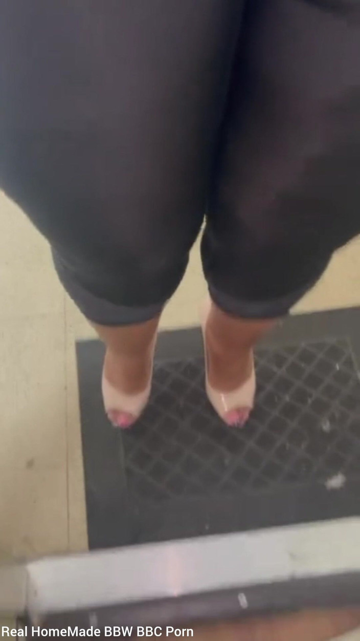 Super sexy ebony cuties: Chodzenie po desperacie dla siusiu sikanie na moje spodnie