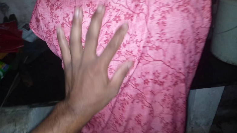 Anjali_Roy 67: Zavolal Anjali Bhabhi do místnosti, aby se s někým seznámila.