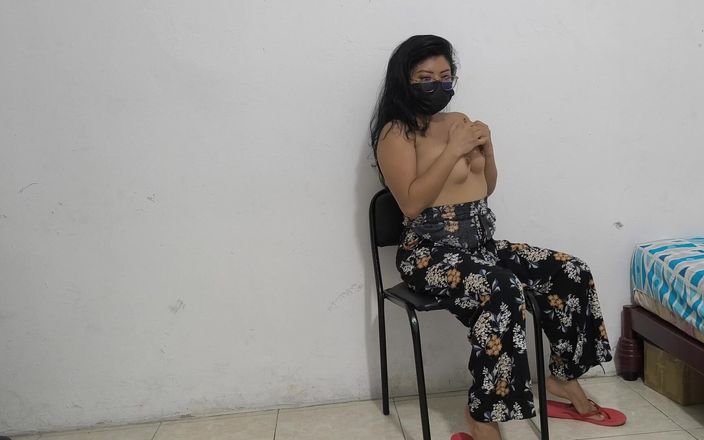NEGRITA SEXY: O femeie frumoasă matură țâțoasă își atinge întregul corp în timp ce face un...