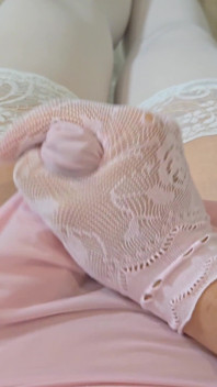 Kadın kılıklı kanisa dantel eldiven ve çorapla mastürbasyon yapıyor