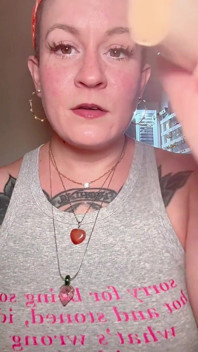 Punto de vista: novia se maquilla para una cita de noche