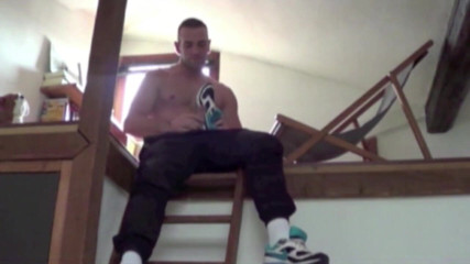 Young straight boy masturbation: Il ragazzo msucle si masturba con piscio e sneaker