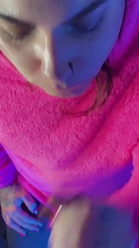 Femboy en pyjama, lait par une grosse noire