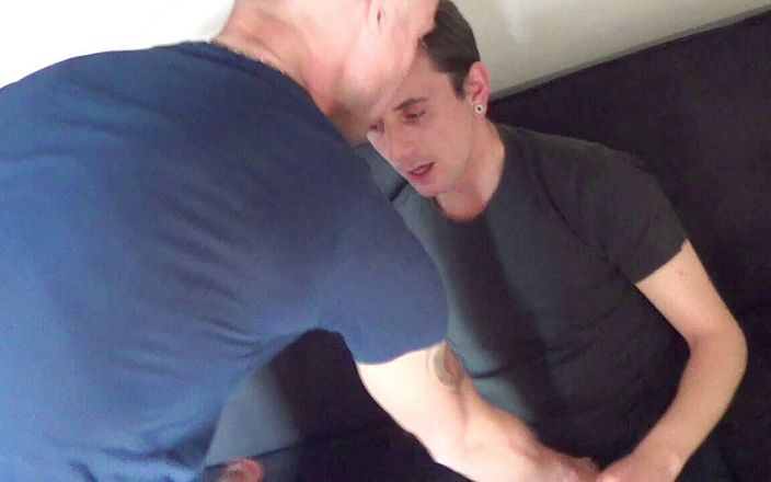 Gaybareback: सीधा लड़का पहली बार चूसता है और कच्ची चुदाई करता है