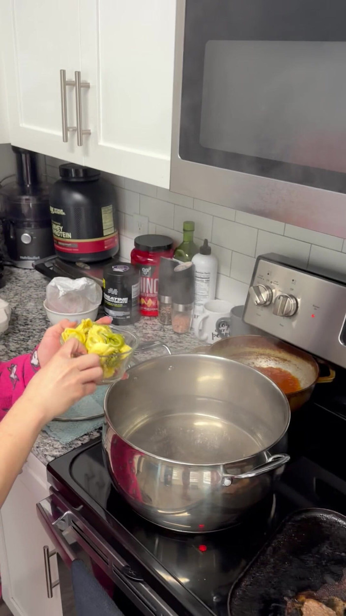 TefyLove20: Một cái mông lớn cho con cặc nhỏ bị sỉ...