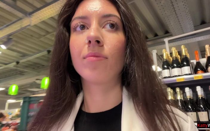Katty West: 妻は恋人から顔にザーメンを塗ってスーパーマーケットに行きます-cumwalk