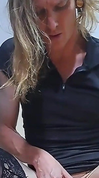Roztomilá Sissy má mokrou Sissygasm na velké hračce