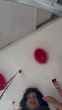 Je m’assoie sur une chaise transparente et je pète pour toi