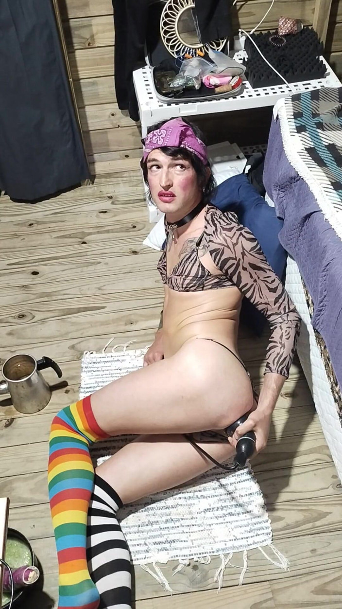 Sisssyl: Giocattolo anale per la trans effeminato troia