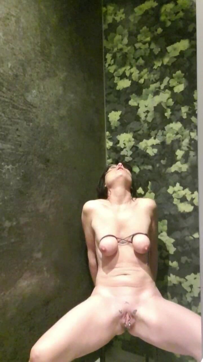 JulieEroticDress: Starker Squirt in Öffentlicher Camping Dusche