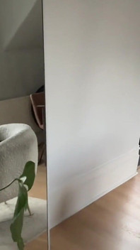 Asılı alfa yarak aç alttan sikişiyor