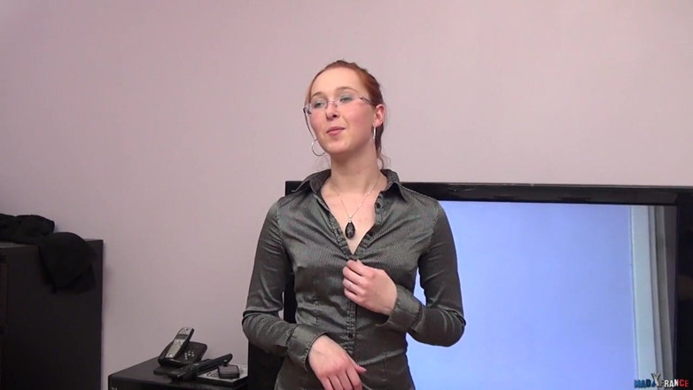 MadXFrance: La rousse Enora Hardesya se fait baiser par deux bites