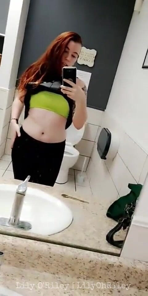 Lily O'Riley: Pelirroja sexy se desnuda después del entrenamiento y se corre...