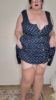 Caliente Grandota MILF En Lunares Y Medias