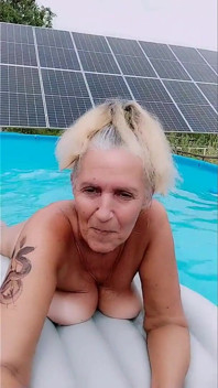 Havuzda sıcak ev hanımı Lukerya