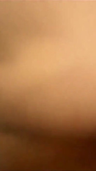 Una ragazza di 18 anni scopa a casa dei suoi genitori con il suo fidanzato