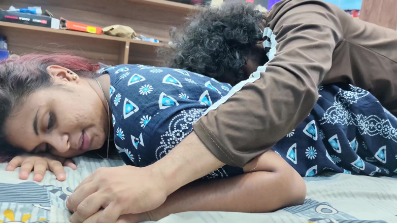 Vaigavarun45: Pasangan india lagi asik ciuman pantat dan jilat pantat