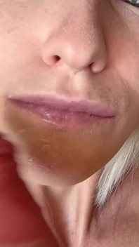 POV pijpbeurt spuitende dildo met magere fitte blondine in het gezicht