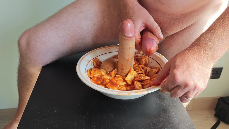 Food Pissplay: Eu fiz xixi no jantar e acabei gozando