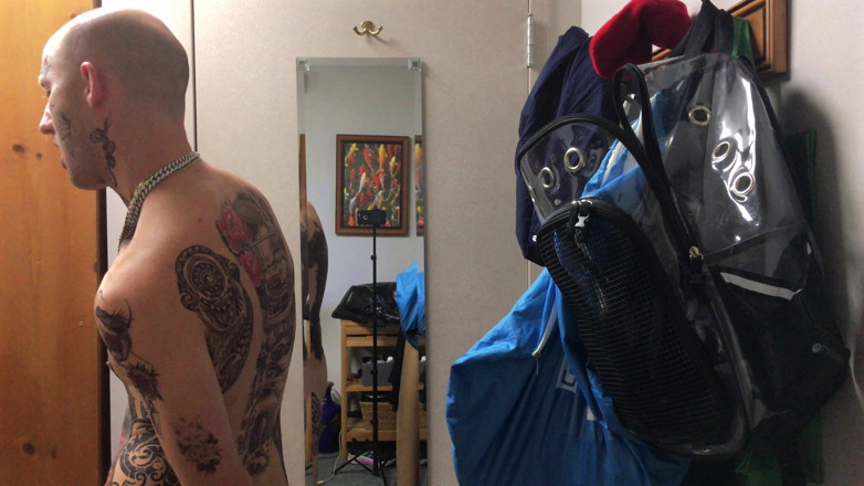 Straight ish Jake Grand: Masturbare tatuată pe față