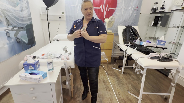 Aaexperiencesltd: サタナのピギーがロックトーバーのためにペインクリニックを訪れる