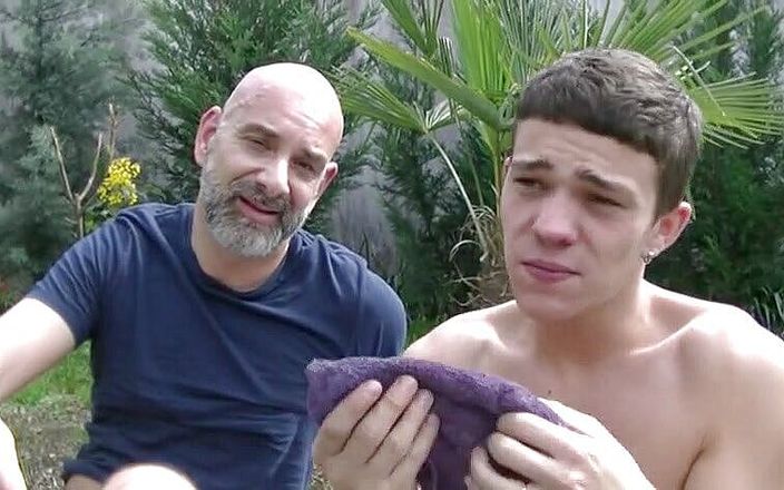 Gaybareback: Twink follada a pelo por vicioso papá