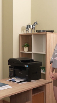 Tři dívky sdílejí jeho ptáka v kuchyni a nikdo není trpělivý
