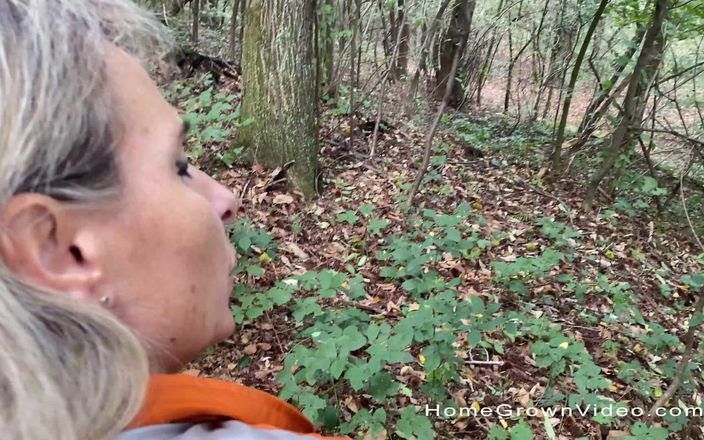 Homegrown Big Tits: Soția amatoare țâțoasă este futută în pădure