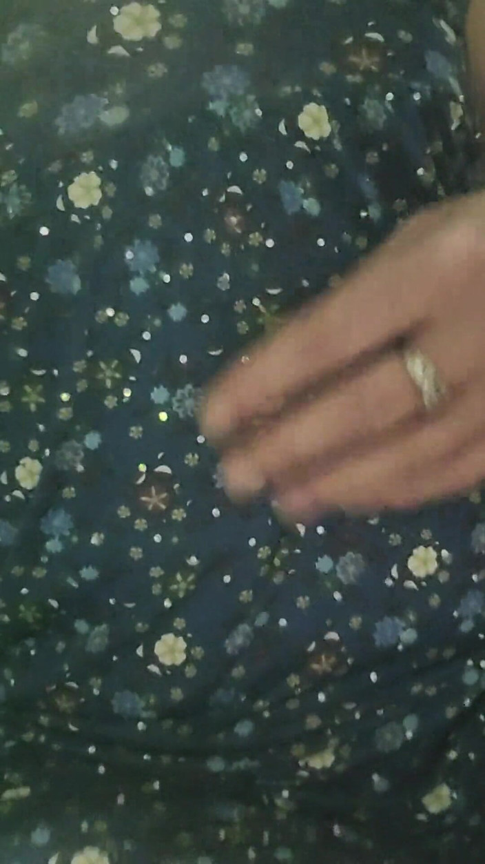 EliteLadyS: MILF pinkelt beim Konzert