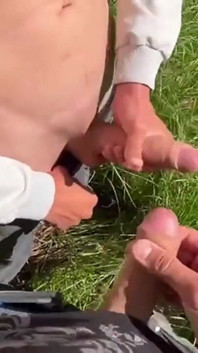 Dos chicos heterosexuales con pollas enormes decidieron tratar de masturbarse entre sí por primera vez, mientras que nadie vio