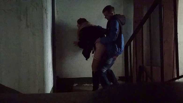 SweetAndFlow: Ošukal studentku u vchodu