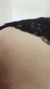 Saya merasa sangat panas dan saya mengenakan rok hitam saya yang sangat seksi.