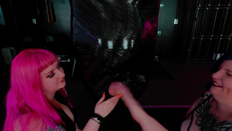 Miss quinn Cater: 2 femdoms et un garçon en latex enveloppé et bordé !