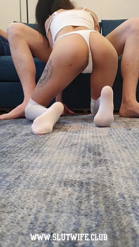Candie cross si cewek mungil ini lagi asik nyepong kontol sampai tengkorak dan ngentot kontol posisi reverse cowgirl di sofa!
