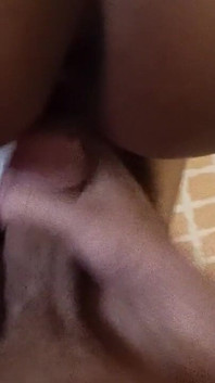 Bruna magra sposata che scopa e eiaculano sul suo culo