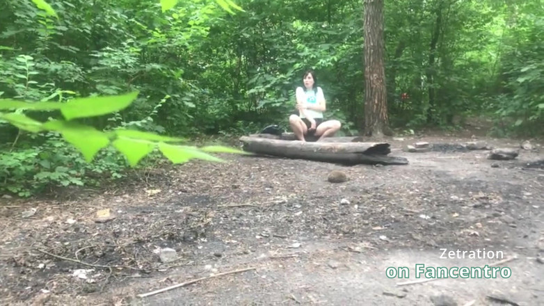 Zetration: Sta facendo piacere alla sua figa una dolce MILF mora...