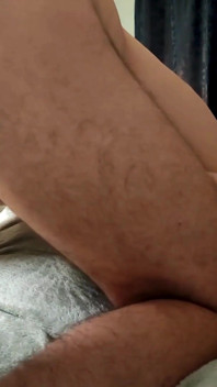 Schau aus nächster nähe zu, wie die pegging-ehefrau strapon im arsch des ehemanns gleitet