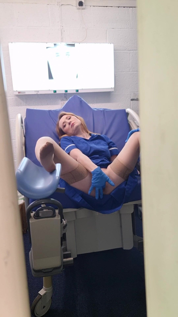 Lily kink: Niegrzeczna Pielęgniarka Przyłapuje Cię Na Zaglądaniu I Zaprasza Do Seksu